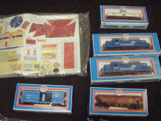 Model Power HO Scale Train Set With 7 Cars,  Power Supply and Track 2