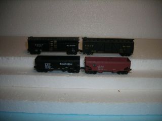 Assortment Of N - Scale Freight Cars With Mt Cplrs