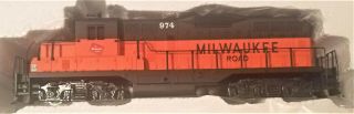 Milwaukee Road Gp9m Locomotive 974 Standard Dc Ho - Walthers 931 - 111