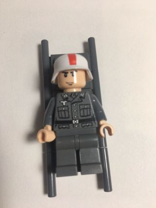 lego brickmania WW2 Medic and Stretcher 3