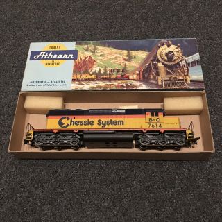 Athearn Blue Box HO Scale Locomotive Chessie System SD40 - 2 2