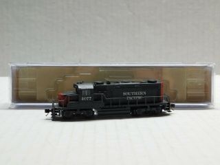 N Scale - Life - Like - Southern Pacific Gp - 20 Diesel Locomotive Train 4077